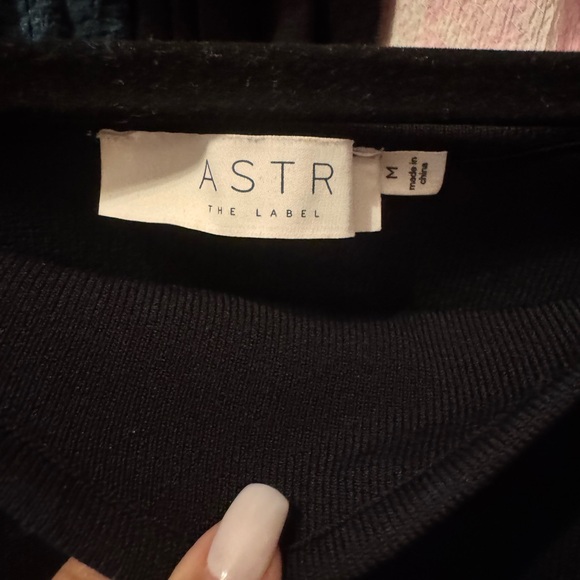 ASTR The Label Off-The-Shoulder Puff Sleeves Crop Top - Picture 6 of 6